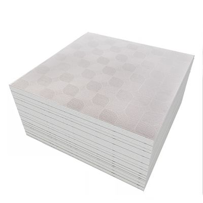 Bon prix Lamination de film de PVC sur des plafonds en plâtre en plâtre en PVC à base de plâtre pressé pour les systèmes de plafond suspendu à grille exposée en ligne