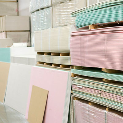 Bon prix couleur rouge de plaque de plâtre résistante au feu de 15mm pour le plafond d'intérieur en ligne