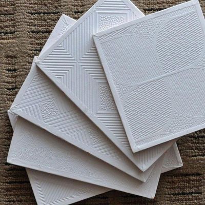 Bon prix Le plafond extérieur de gypse de PVC, PVC imperméable a stratifié le plafond faux en ligne