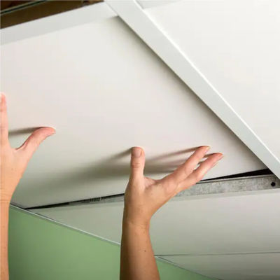 Bon prix Panneau de plafond en PVC ignifuge et imperméable léger pour systèmes de faux plafonds en ligne