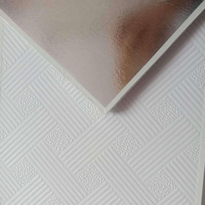 Bon prix Plafond en plâtre en PVC stratifié de haute qualité résistant au feu résistant à l'eau décoratif 600x600mm en ligne