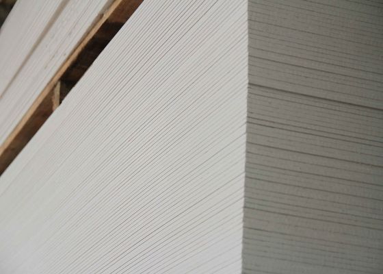 1220x2440mm Plafond intérieur en plâtre de plâtre non combustible Plafond de plâtre résistant au feu