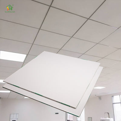 Bon prix 595x595mm 600x600mm 603x603mm Panneau de plafond en plâtre PVC ignifuge Panneau de plafond faux imperméable pour la décoration intérieure de l'hôtel en ligne